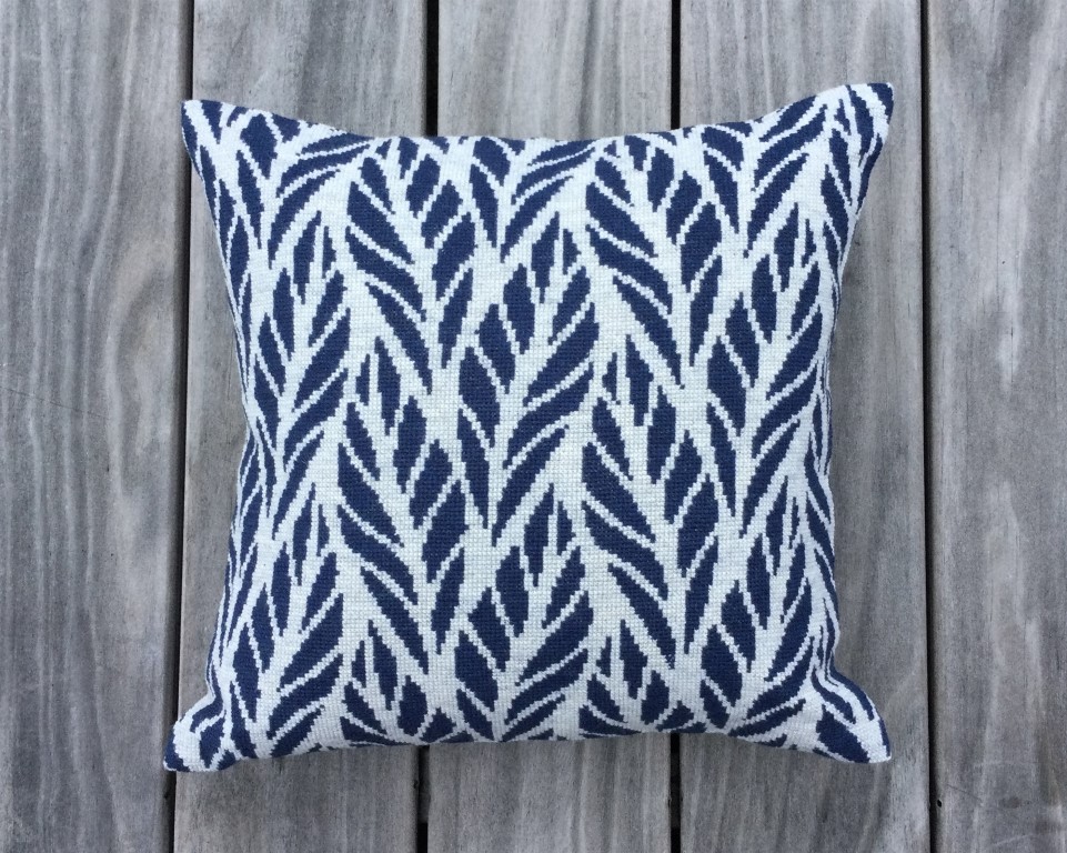 Broderikit Pude “Ud af det blå” fra Baldyre – DIY pude med grafisk bladmønster | Dansk Design