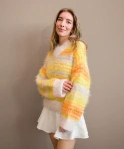 StrikkeKit “Fuzzy Mista V-Neck” – FRA KUN 459,- KR