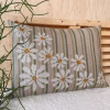 Pomp Stitch Margueritter på Stribe 2045-5 – Broderikit til Pude 40 x 55 cm