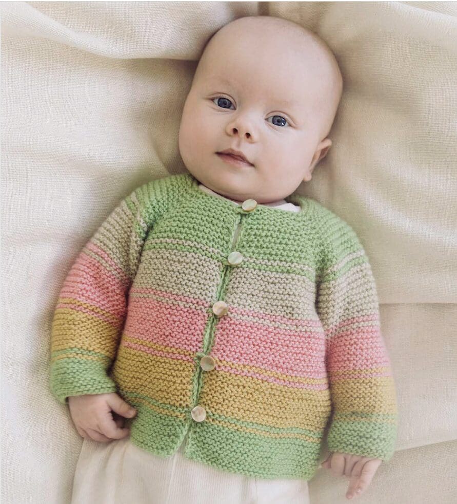 Garður 43-06 – Strikkeopskrift på babycardigan i Kambgarn merinould | 62-74 cm, Ístex
